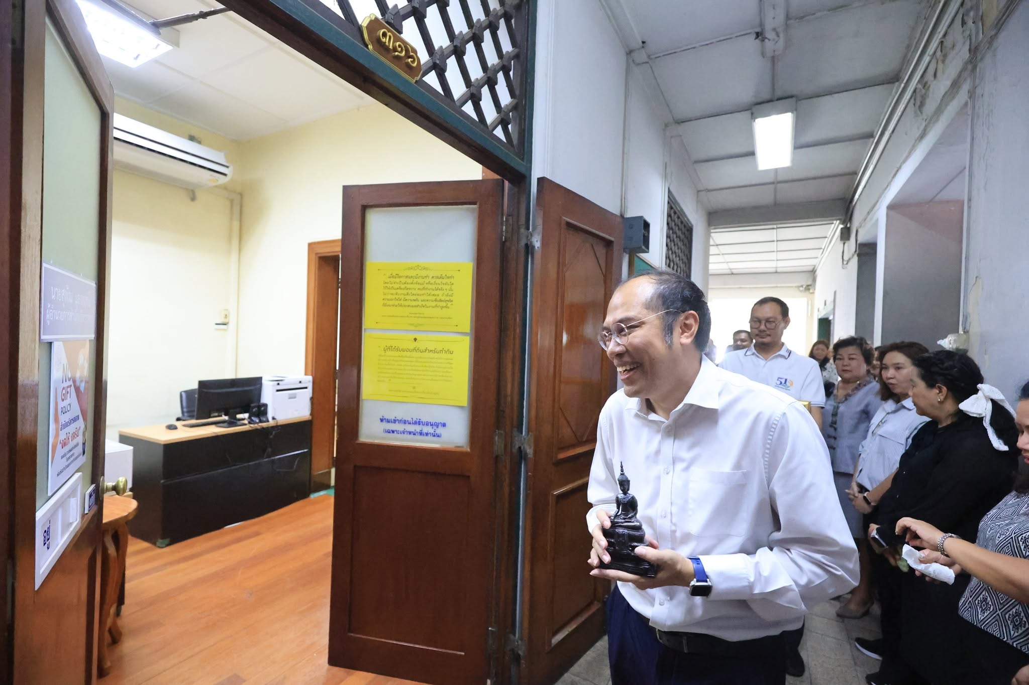 title - ผู้อำนวยการสำนักบริหารกลาง ส.ป.ก. สักการะสิ่งศักดิ์สิทธิ์ประจำ ส.ป.ก. เนื่องในโอกาสเข้ารับตำแหน่งใหม่ 